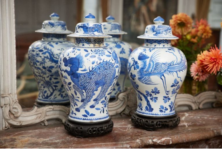 Paire de potiches en porcelaine décorée en bleu