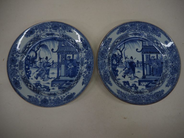 Paire de plats en porcelaine décorée en bleu
