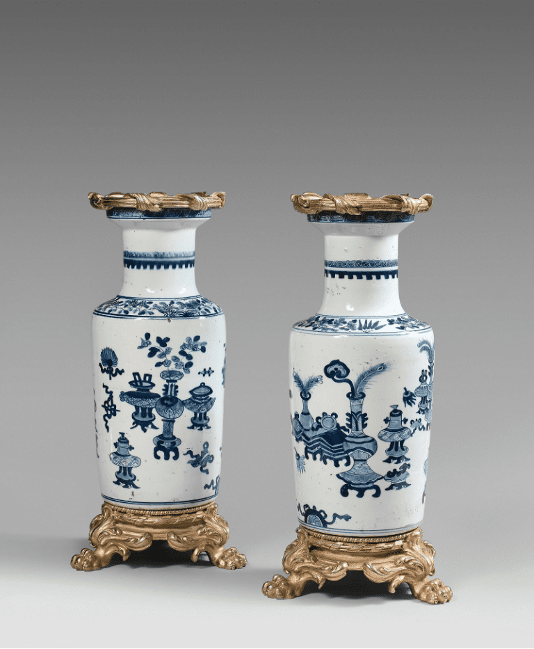 Paire de vases rouleaux en porcelaine bleu blanc