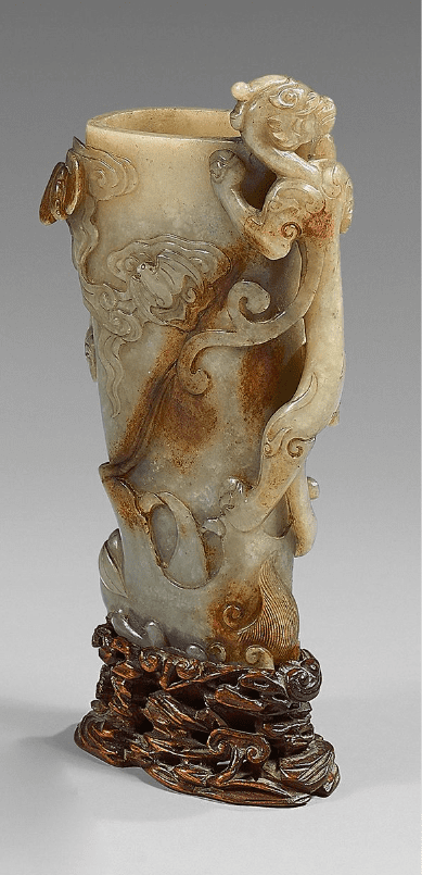 Vase rhyton en néphrite céladon et rouille