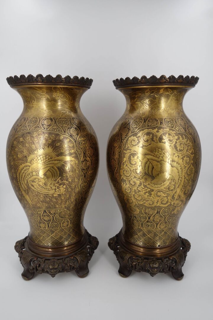 Paire de vases balustres en bronze laqué or