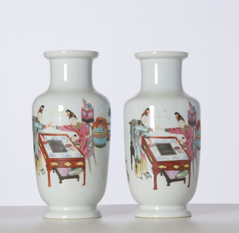 Paire de vases cylindriques à col tubulaire en porcelaine émaillée