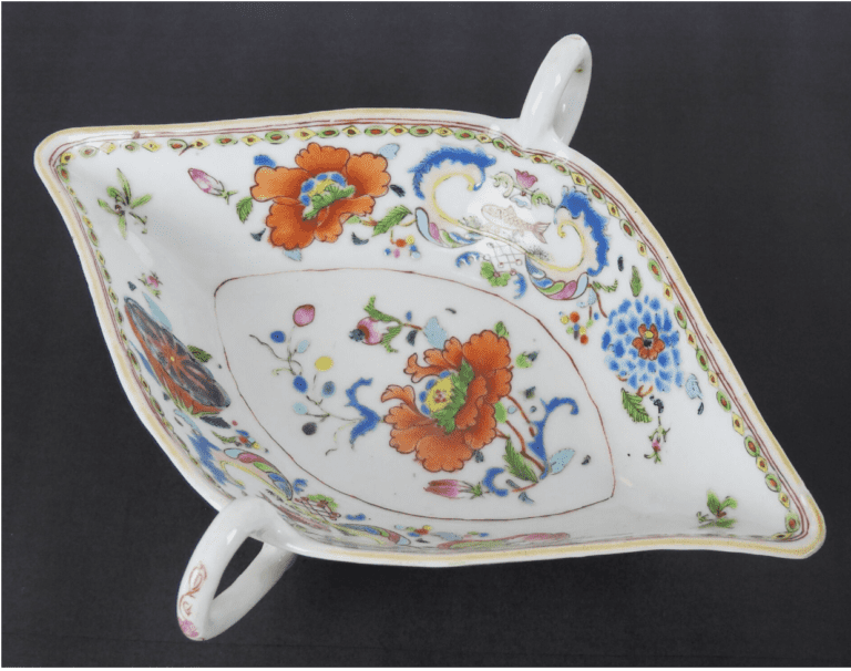 Coupe ovale à deux anses en porcelaine émaillée