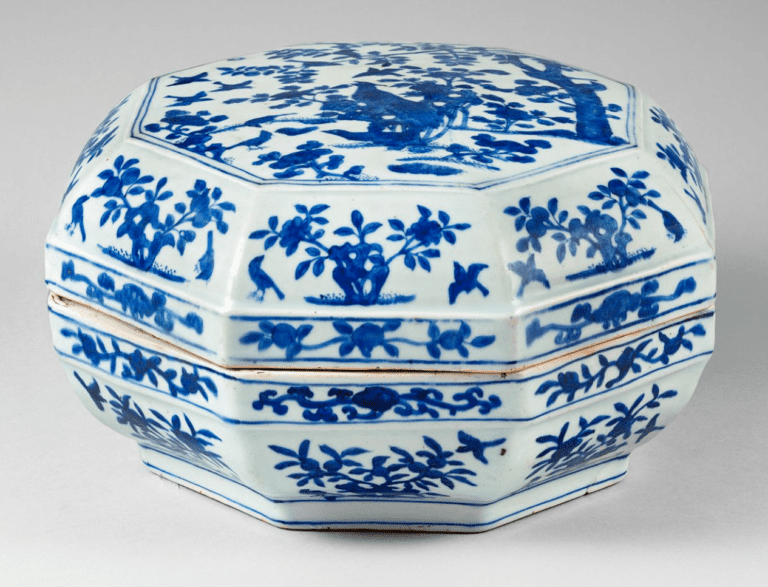 Grande boite de forme octogonale en porcelaine décorée en bleu