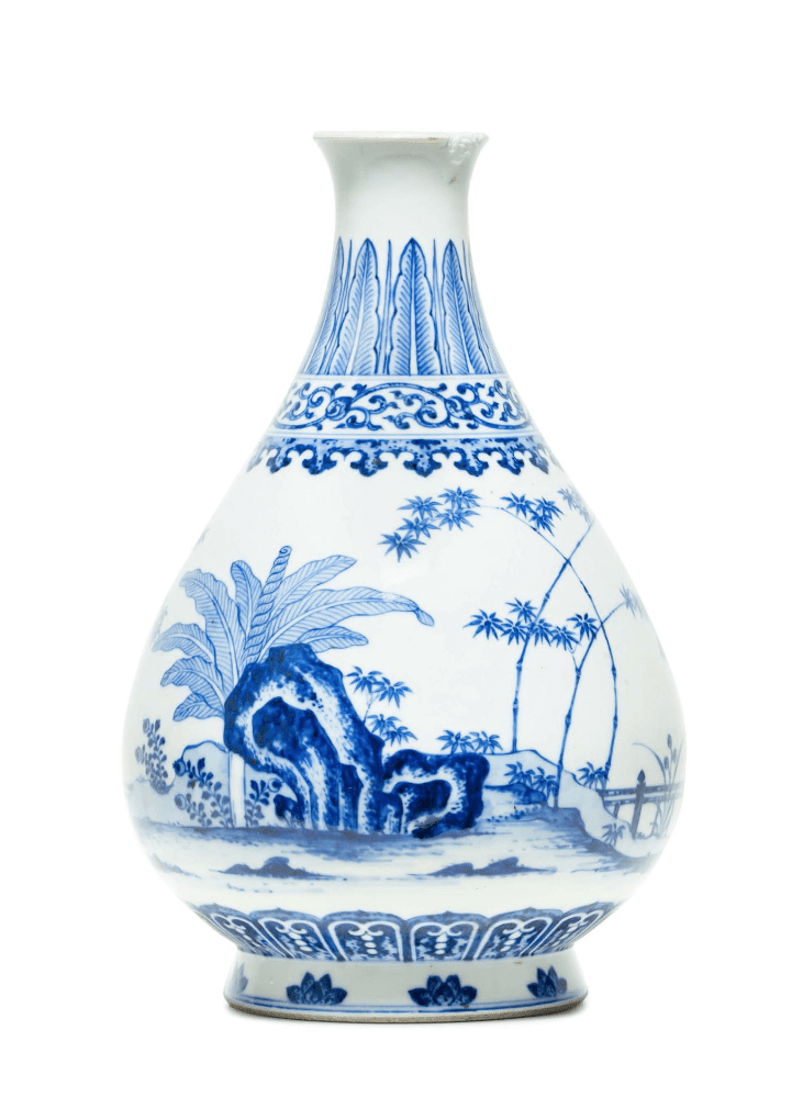 Vase de forme « yuhuchunping » en porcelaine décorée en bleu