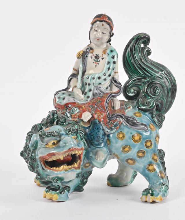 Groupe en porcelaine émaillée polychrome de Kannon