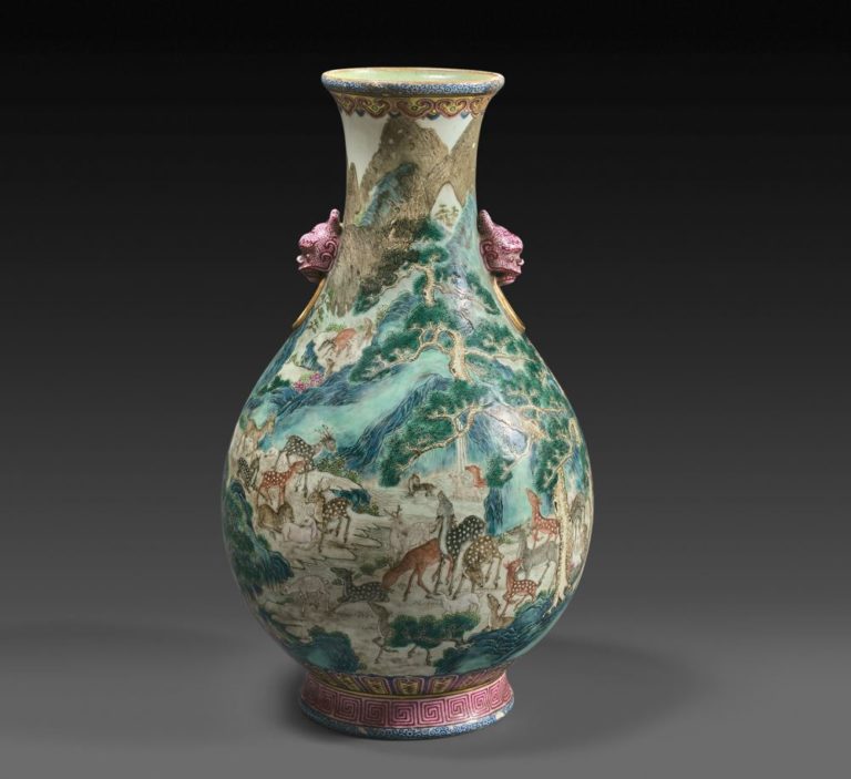 Vase de forme bouteille en porcelaine décorée en émaux polychromes