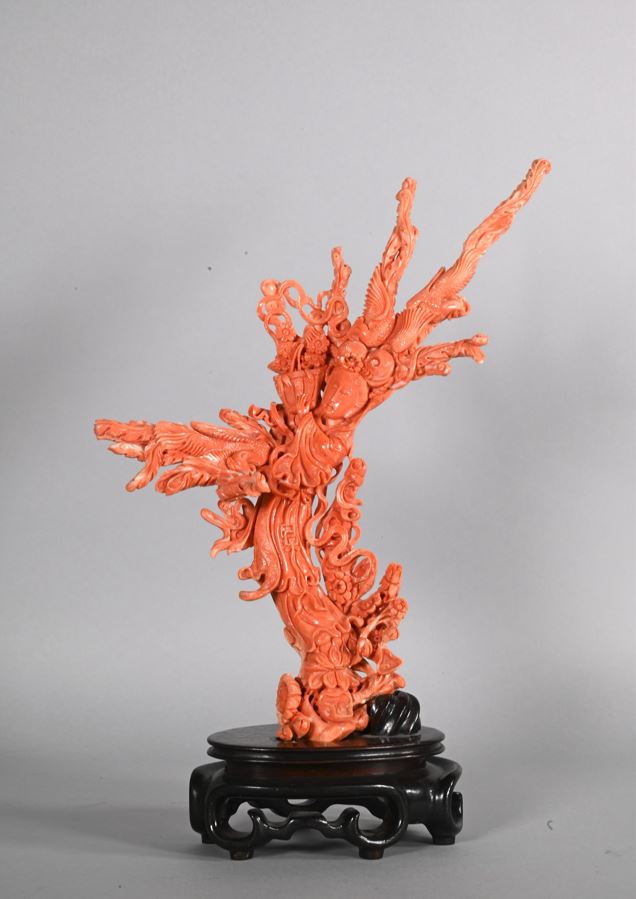 Groupe en corail rouge sculpté d’une jeune femme debout