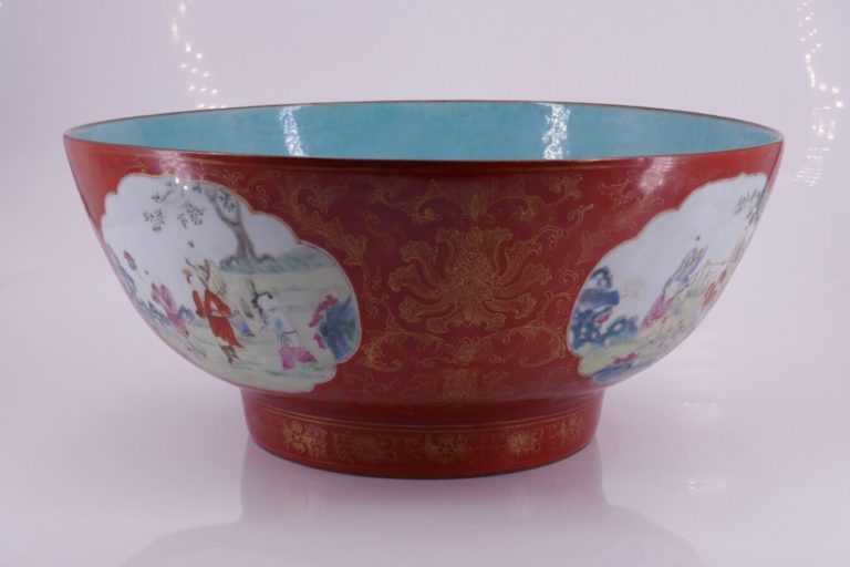 Coupe en porcelaine émaillée polychrome