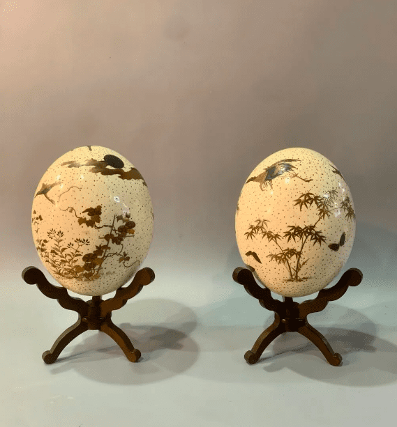 Paire d’oeufs d’autruche décoré en hira maki-e de laque or