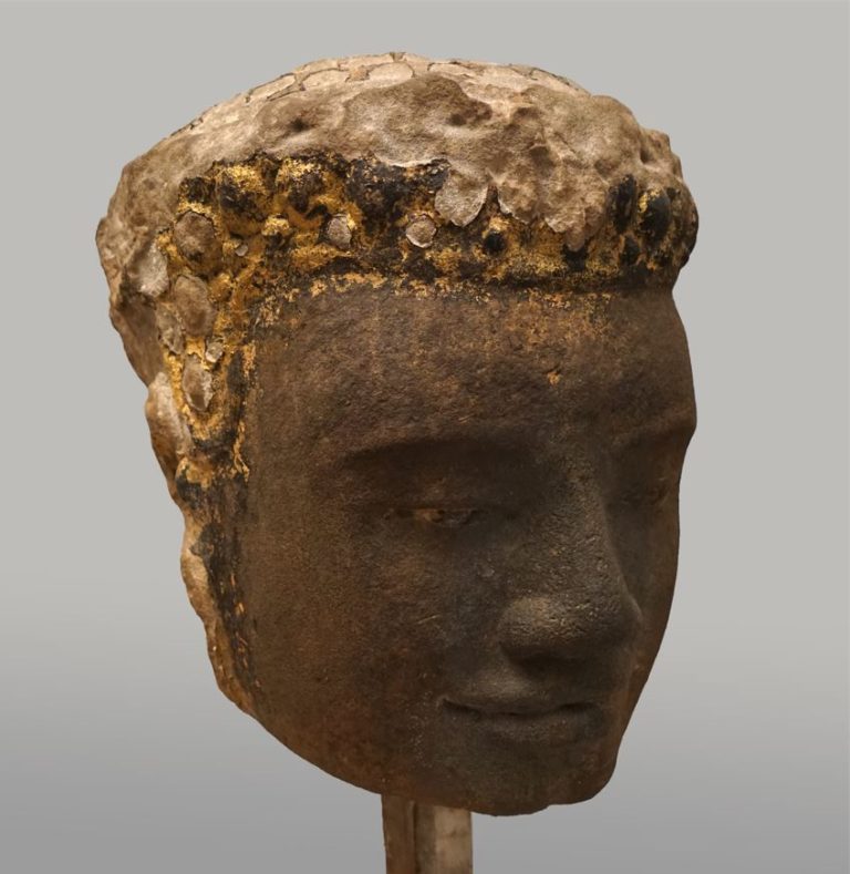 Importante tête en grès gris à traces de laque or de bouddha