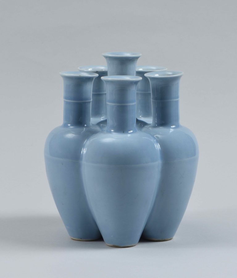Vase à six cols (liukongping) en porcelaine émaillée clair de lune